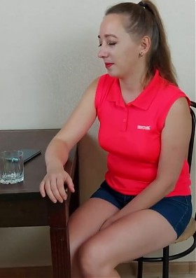 Замужняя девушка зашла за пакетиком чая к соседу и заодно отсосала