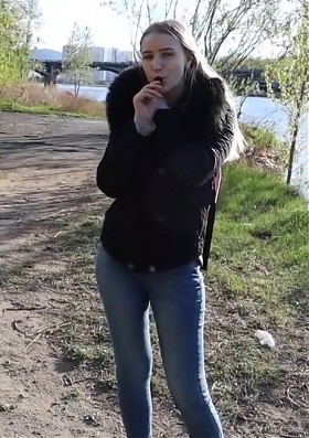 Мой парень кончил мне в рот в парке