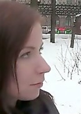 Рыжую уговорили на минет на улице